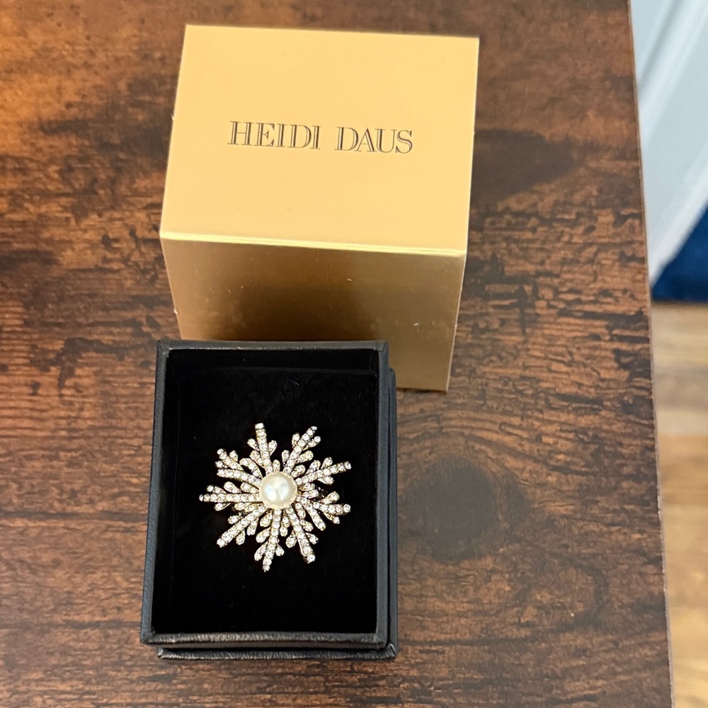 Heidi Daus Gold and Pearl Starburst ring size 6